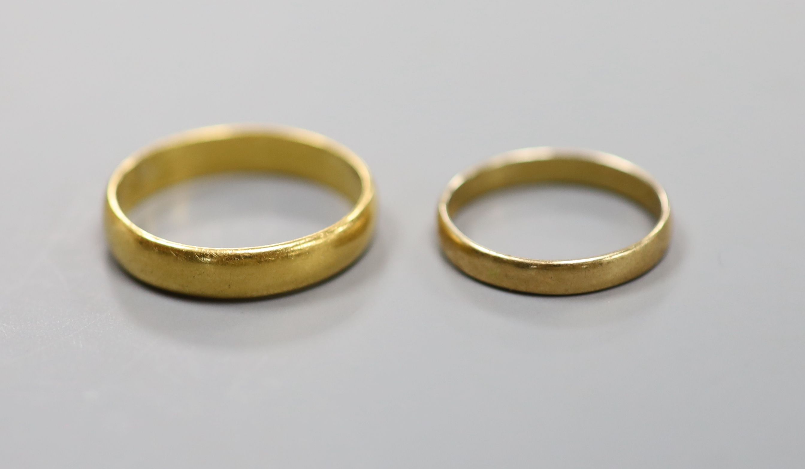 Two 22ct gold wedding bands, 7.7g